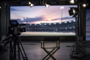 Tom tv-studio med strålkastare och en kamera riktad mot en tom stol